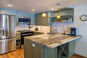 ثلاجة، ميكروويف، فرن، موقد طهي مسطح