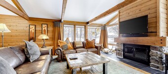 Gorgeous country escape with deck & wood-burning fireplace - near hiking trails