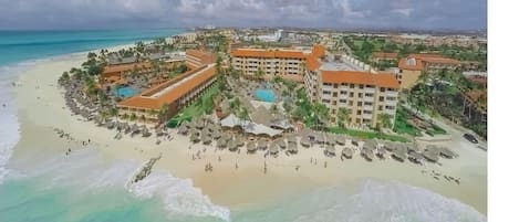 En la playa, camastros y toallas de playa