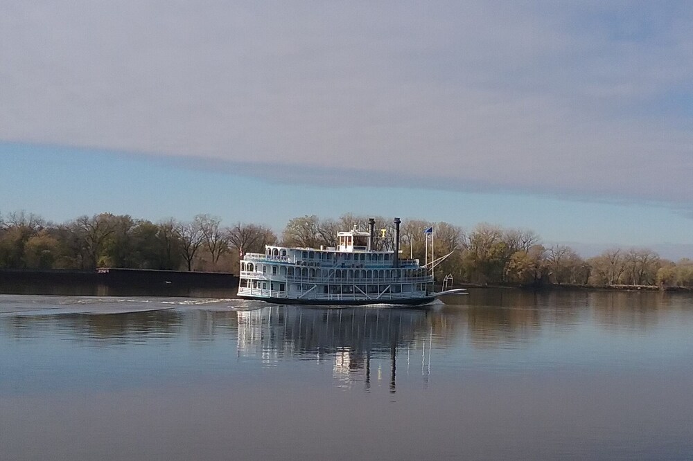 Mississippi Riverfront Relaxation