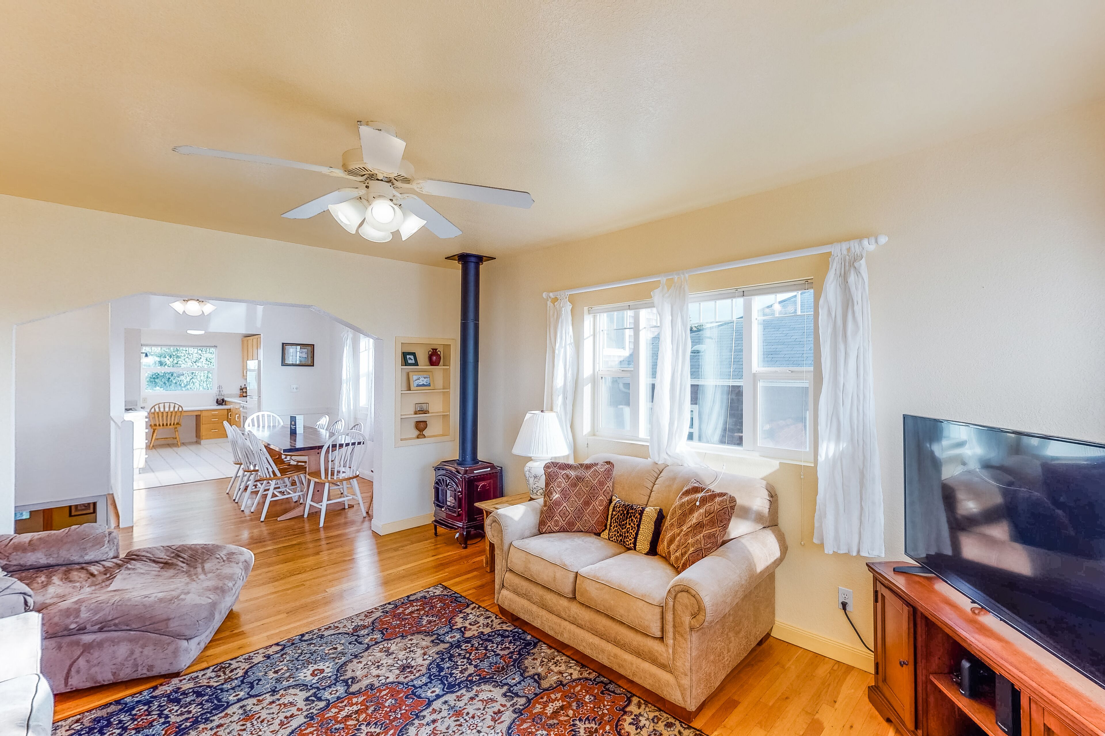 One block to the ocean & Nye Beach! Sunny home w/ fireplace, foosball & WiFi!