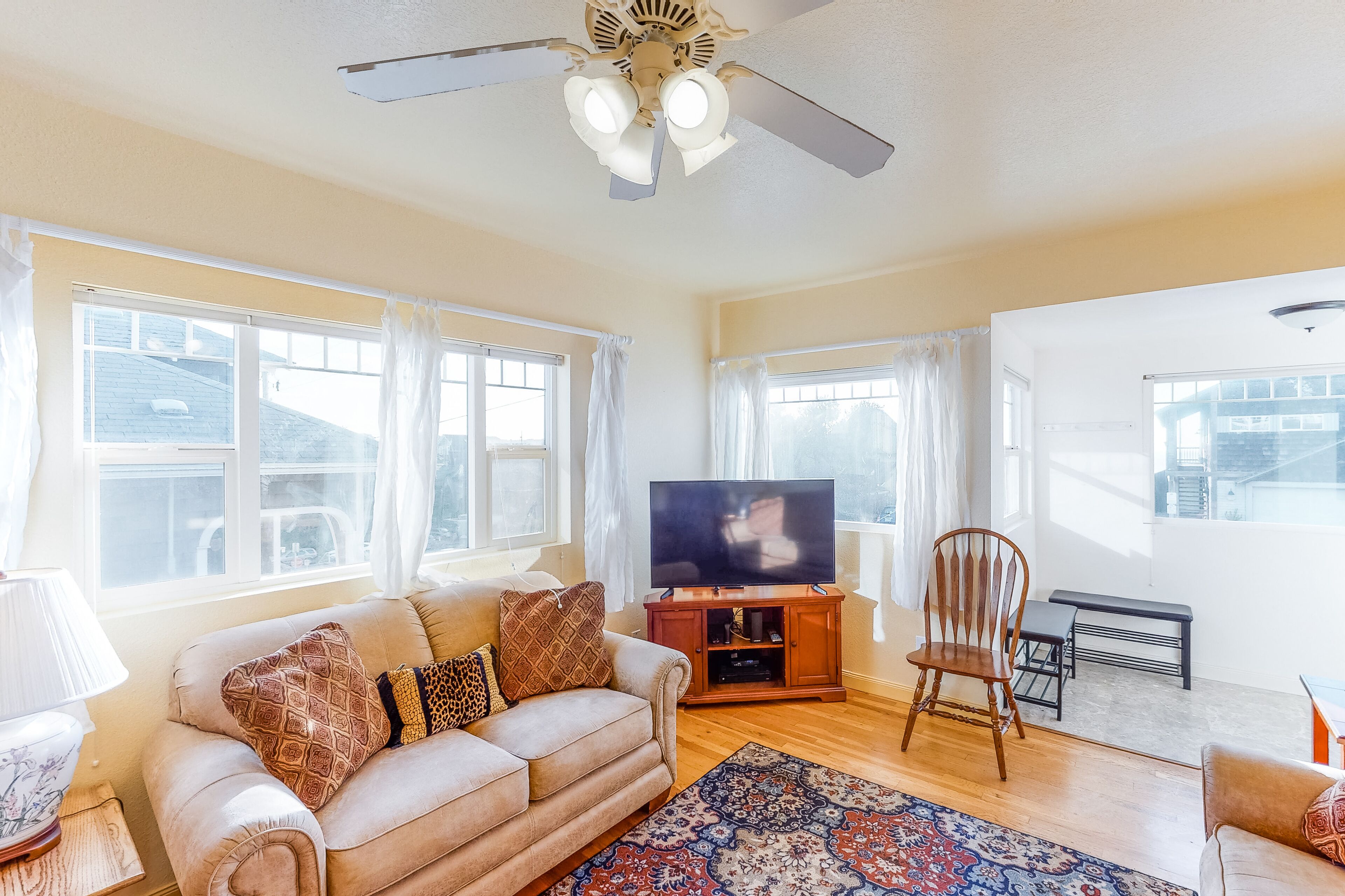 One block to the ocean & Nye Beach! Sunny home w/ fireplace, foosball & WiFi!