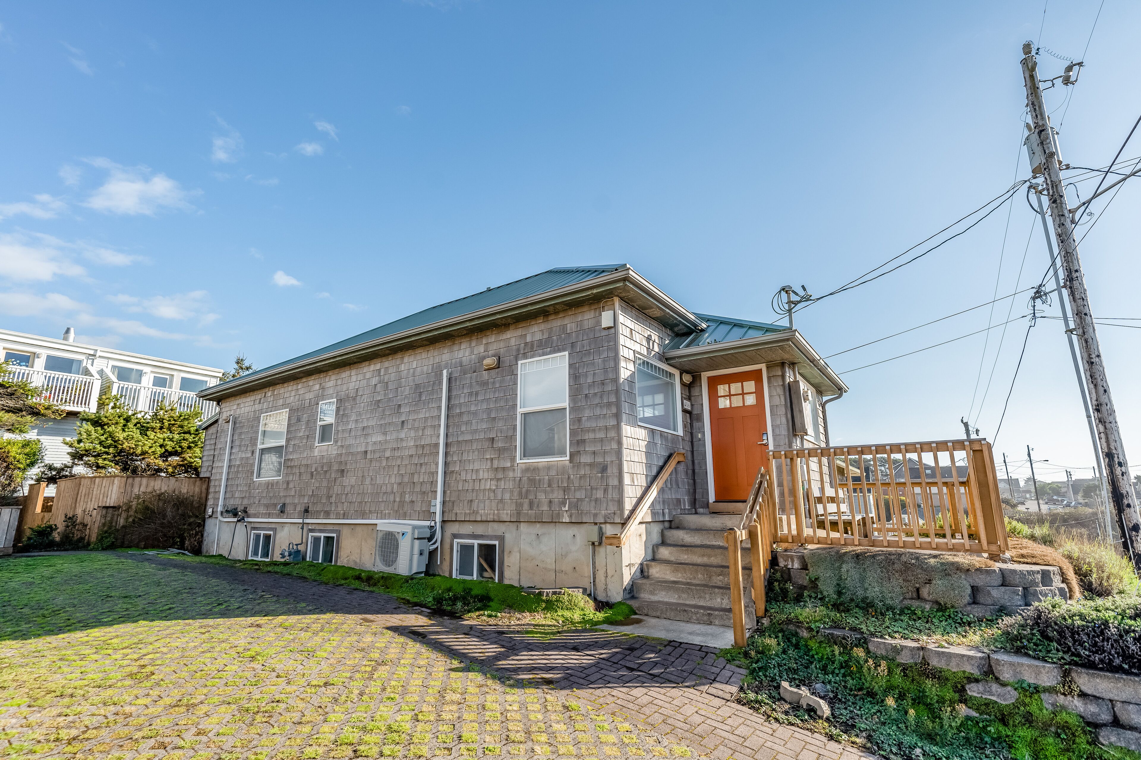 One block to the ocean & Nye Beach! Sunny home w/ fireplace, foosball & WiFi!