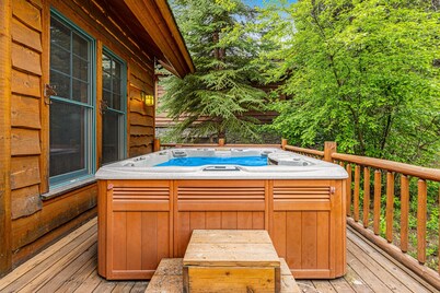 Spacious Cozy Cabin w/ Deck, Private Hot Tub, Grill - Amazing In-Village Locale