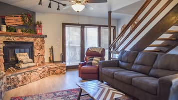 TV connectée, cheminée, table de tennis de table, livres