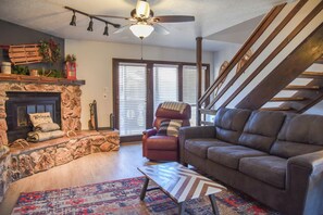 Smart TV, fireplace, table tennis, books - Mountain/River Rider at Brookside (Red River)