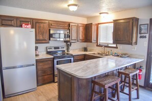 Fridge, microwave, oven, stovetop - Mountain/River Rider at Brookside (Red River)