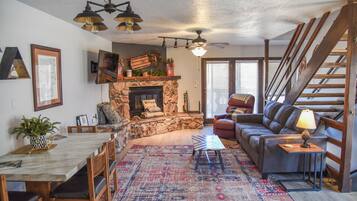 TV connectée, cheminée, table de tennis de table, livres