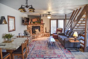 Smart TV, fireplace, table tennis, books - Mountain/River Rider at Brookside (Red River)