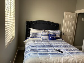 3 slaapkamers, een strijkplank/strijkijzer, gratis wifi, beddengoed