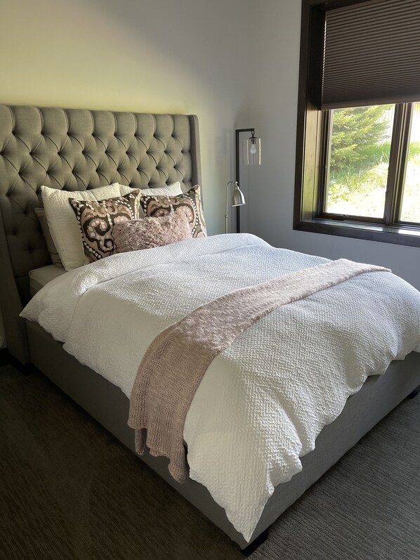 5 bedrooms, desk, free WiFi, bed sheets