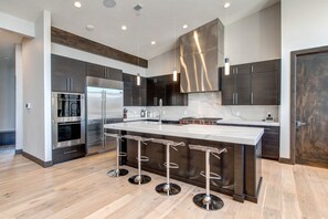 Fridge, microwave, oven, stovetop - DEER VALLEY Dream-5 min from Snow Park Village-Book 7+ 10% off (Park City)