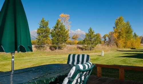 Rustic townhome near Jackson Hole Golf & Tennis Club with private sauna & deck