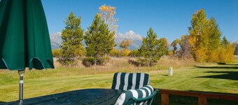 Rustic townhome near Jackson Hole Golf & Tennis Club with private sauna & deck