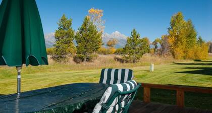 Rustic townhome near Jackson Hole Golf & Tennis Club with private sauna & deck