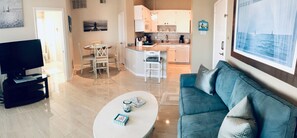 Een smart-tv, een open haard en boeken