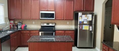 Jääkaappi, mikroaaltouuni, uuni, liesi