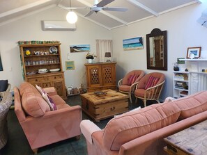 Smart TV - Simply Beautiful 3 brm beach front with sea views and headland views. (Waiwera)