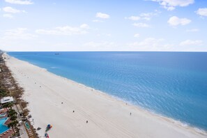 Rannalla, aurinkotuoleja