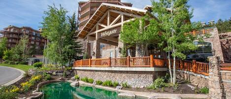 Piscine couverte, piscine extérieure