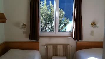 3 bedrooms, travel cot, free WiFi, bed sheets