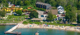 Fall Into Fun• Hot Tub, Games,Dogs & Marina Stroll