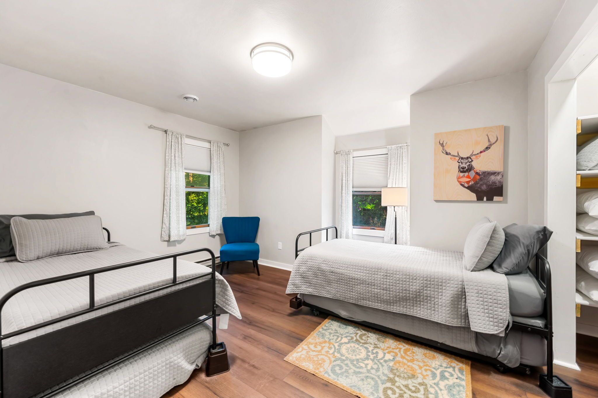 3 室のベッドルーム、低反発ベッド、デスク、アイロン / アイロン台