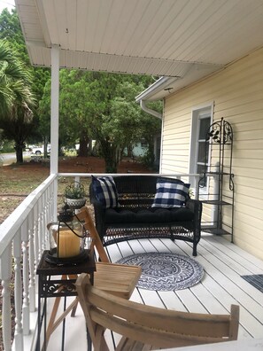 Terrace/patio - ❤️❤️Cozy Cottage On Central PET FRIENDLY, 2 BLOCKS OFF MAIN STREET🐈🐩🏡 (New Port Richey)