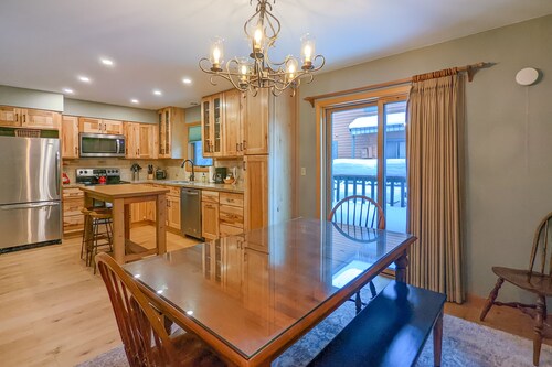 Spacious condo in the heart of Jackson w/deck, gas grill and outdoor dining area