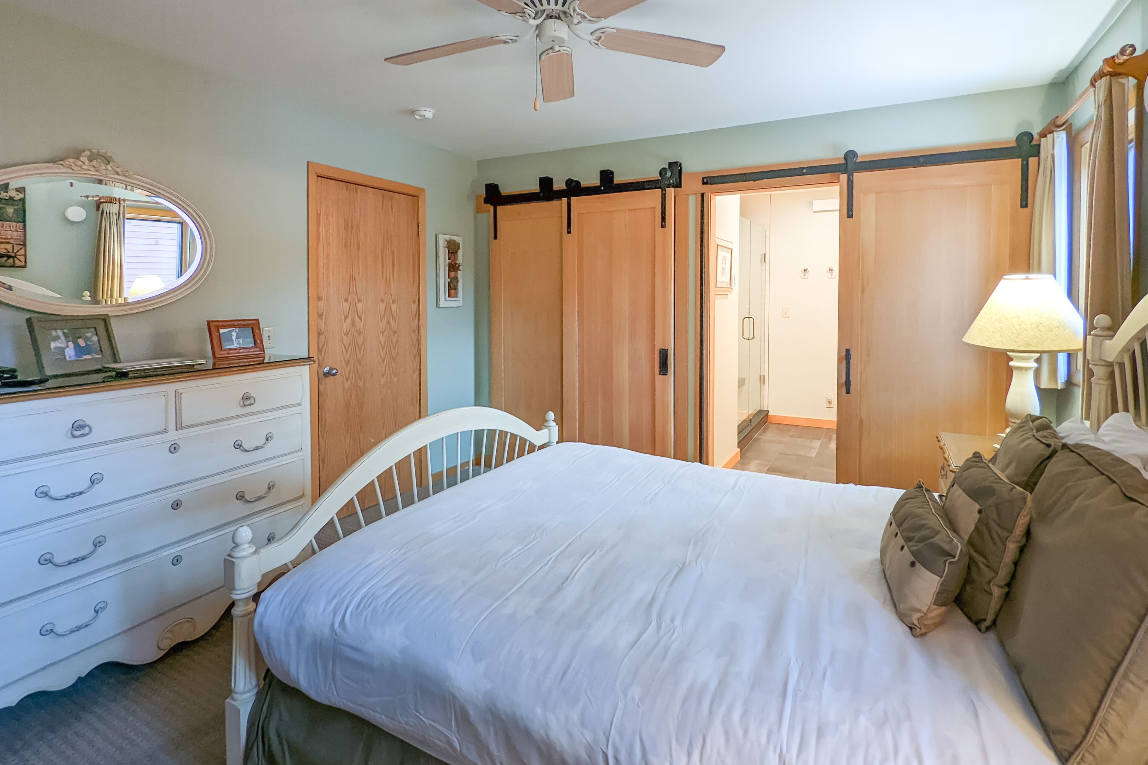 Spacious condo in the heart of Jackson w/deck, gas grill and outdoor dining area