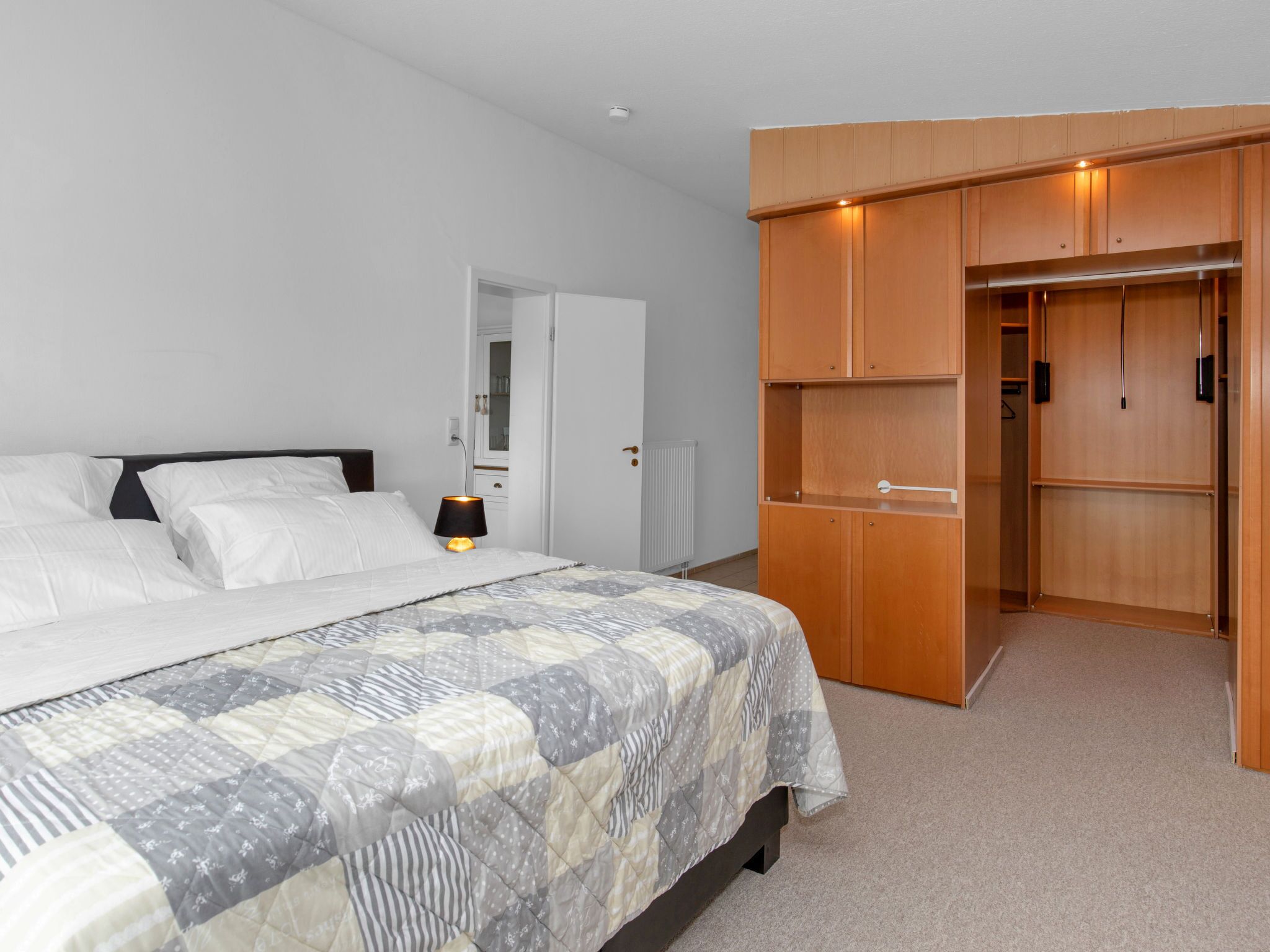 2 多间卧室、上网接入