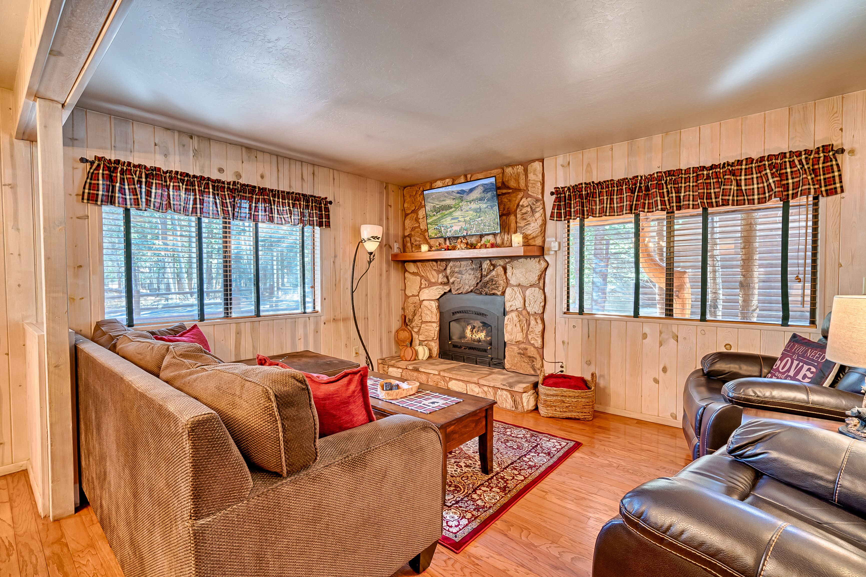 Highly rated Greer River’s Edge Sleeps 8- Starlink WiFi- Fireplace - Loft