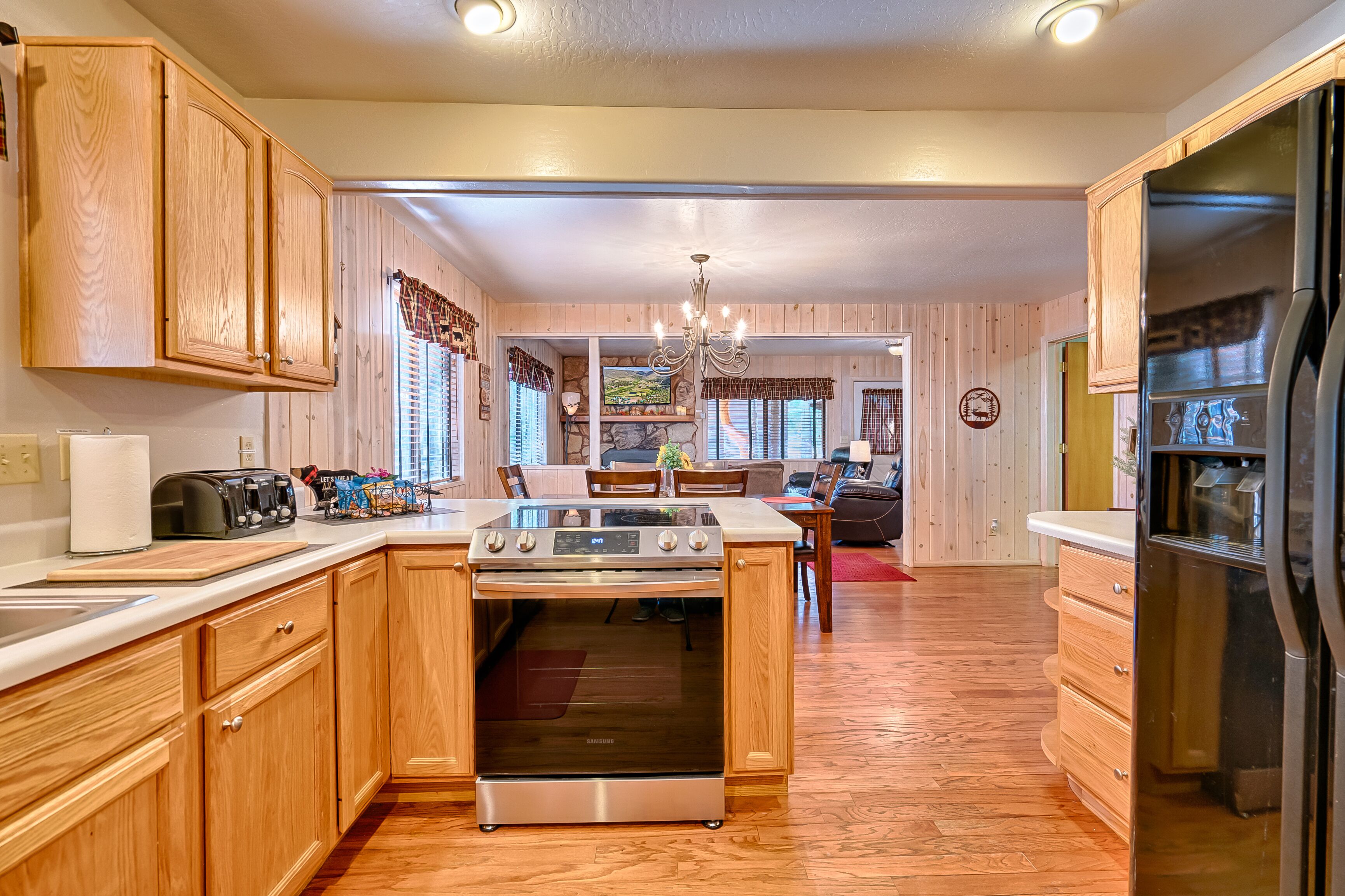 Highly rated Greer River’s Edge Sleeps 8- Starlink WiFi- Fireplace - Loft