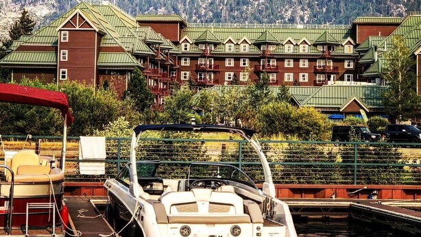 Ein Hotel mit mehreren Gebäuden, begrünten Dächern und einer Bergkulisse.