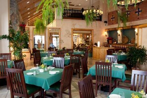 Dining - Amazing Deal! Studio in South Lake Tahoe with Indoor/Outdoor Pool (South Lake Tahoe)