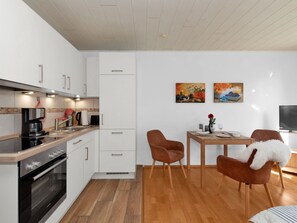 Refrigerador, horno, lavavajillas, utensilios de cocina