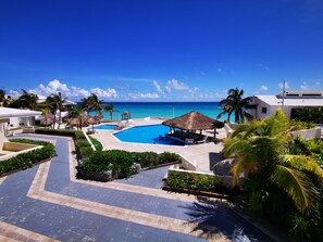 Flat-screen TV - Cozy Studio In Beachfront Condominium (Cancun)