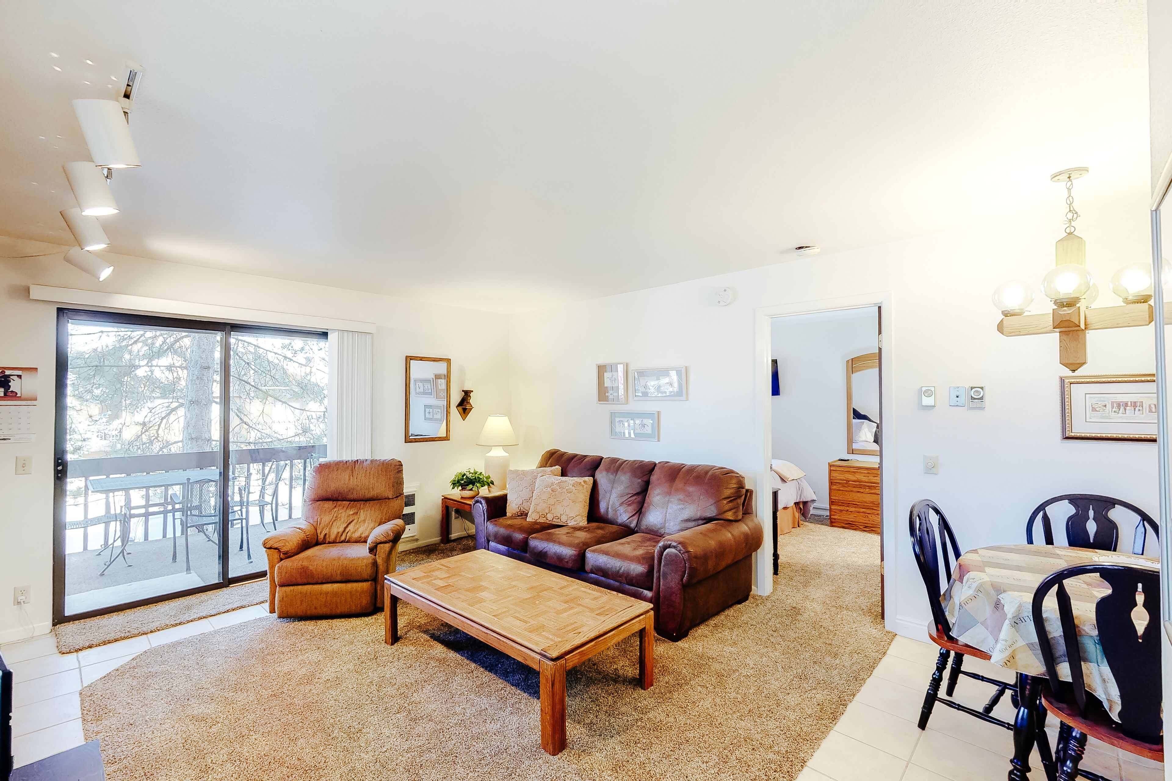Cozy condo w/ fireplace, clubhouse access, free Wifi & shared pool/hot tub