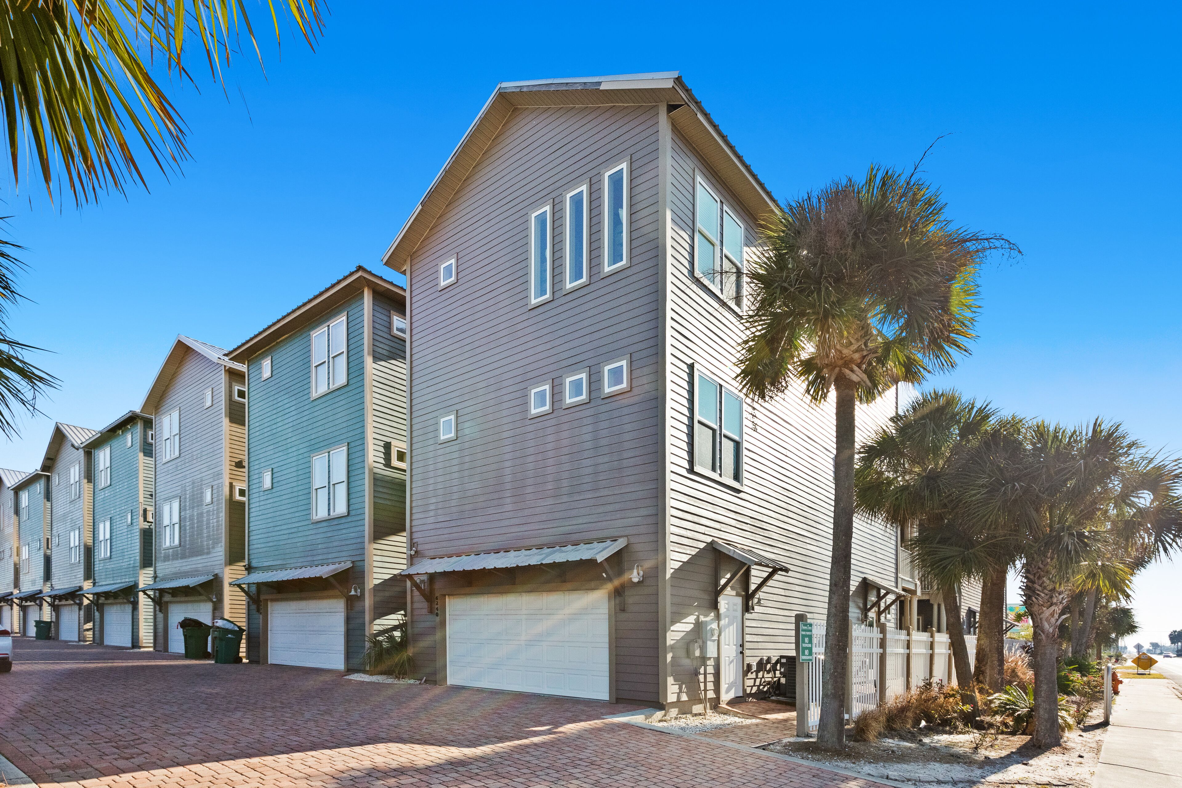 Dog-Friendly Townhouse w/ Free WiFi & Central A/C - Short Walk to the Beach!