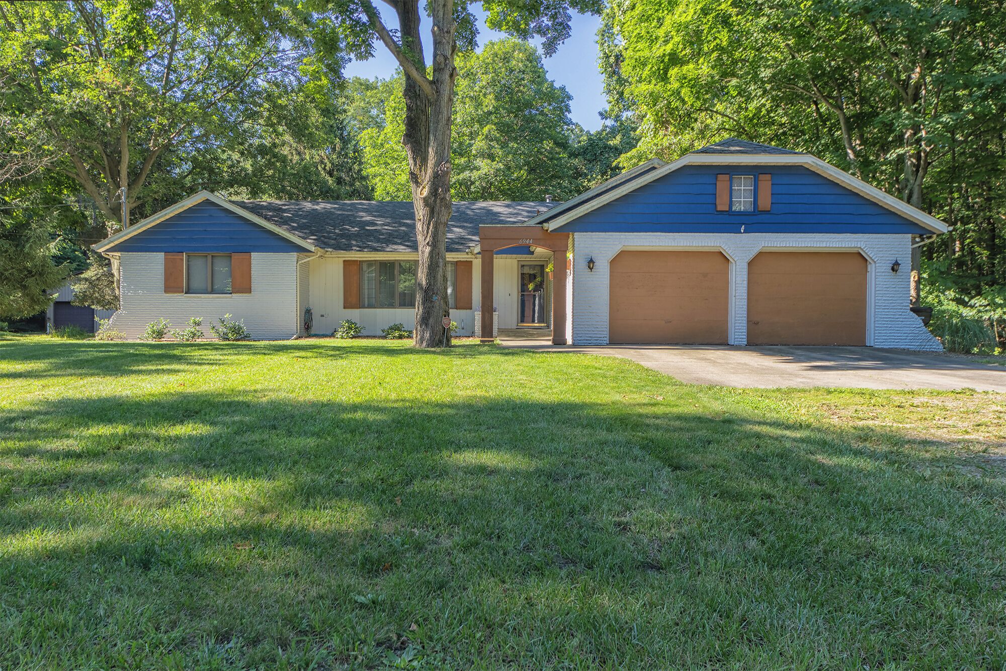 Plum Creek - Large home with 2 kitchens close to Pier Cove!