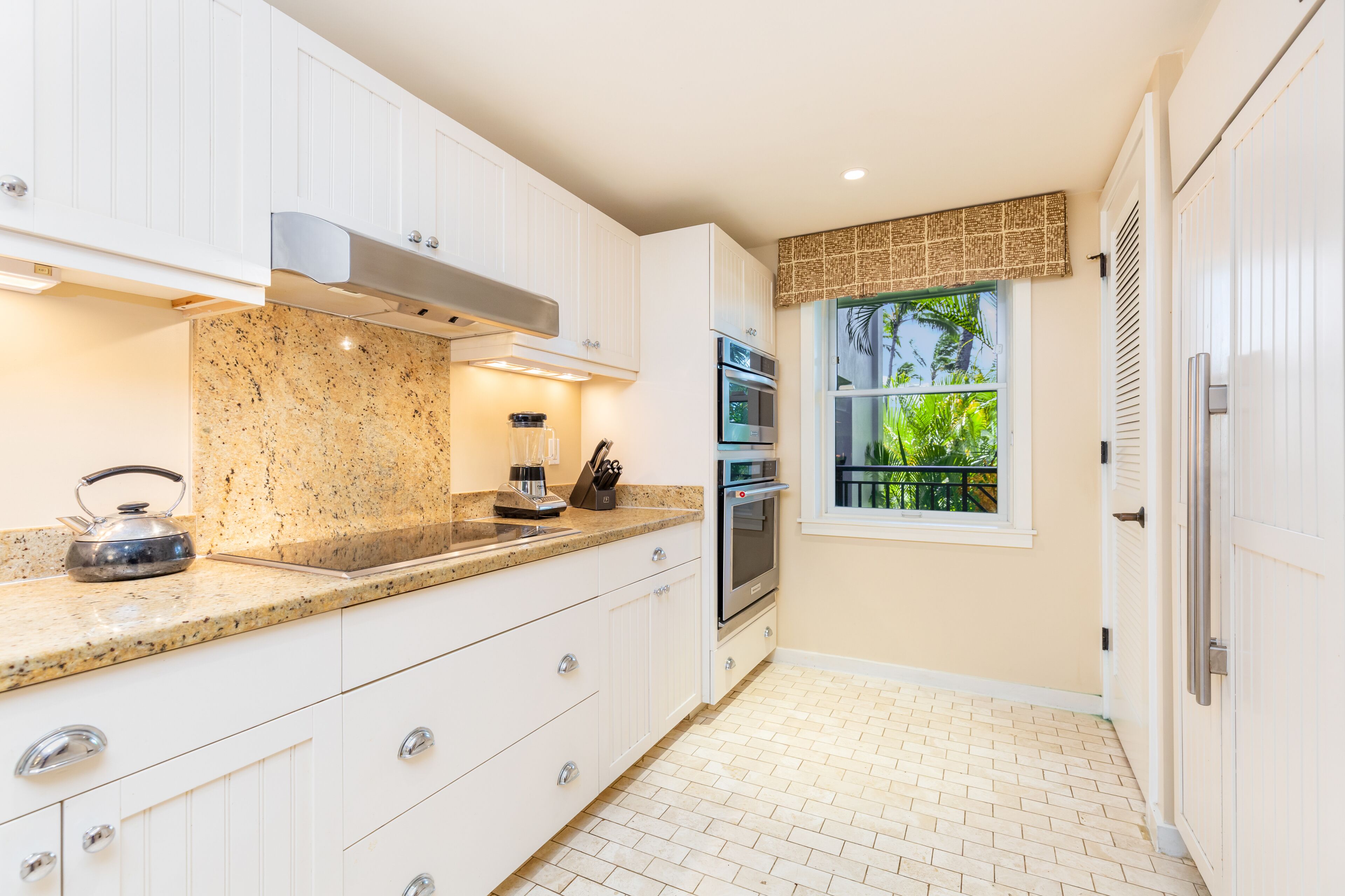 Beachfront Villa w/Shared Pool/Spa & AC: Turtle Bay Villas 304