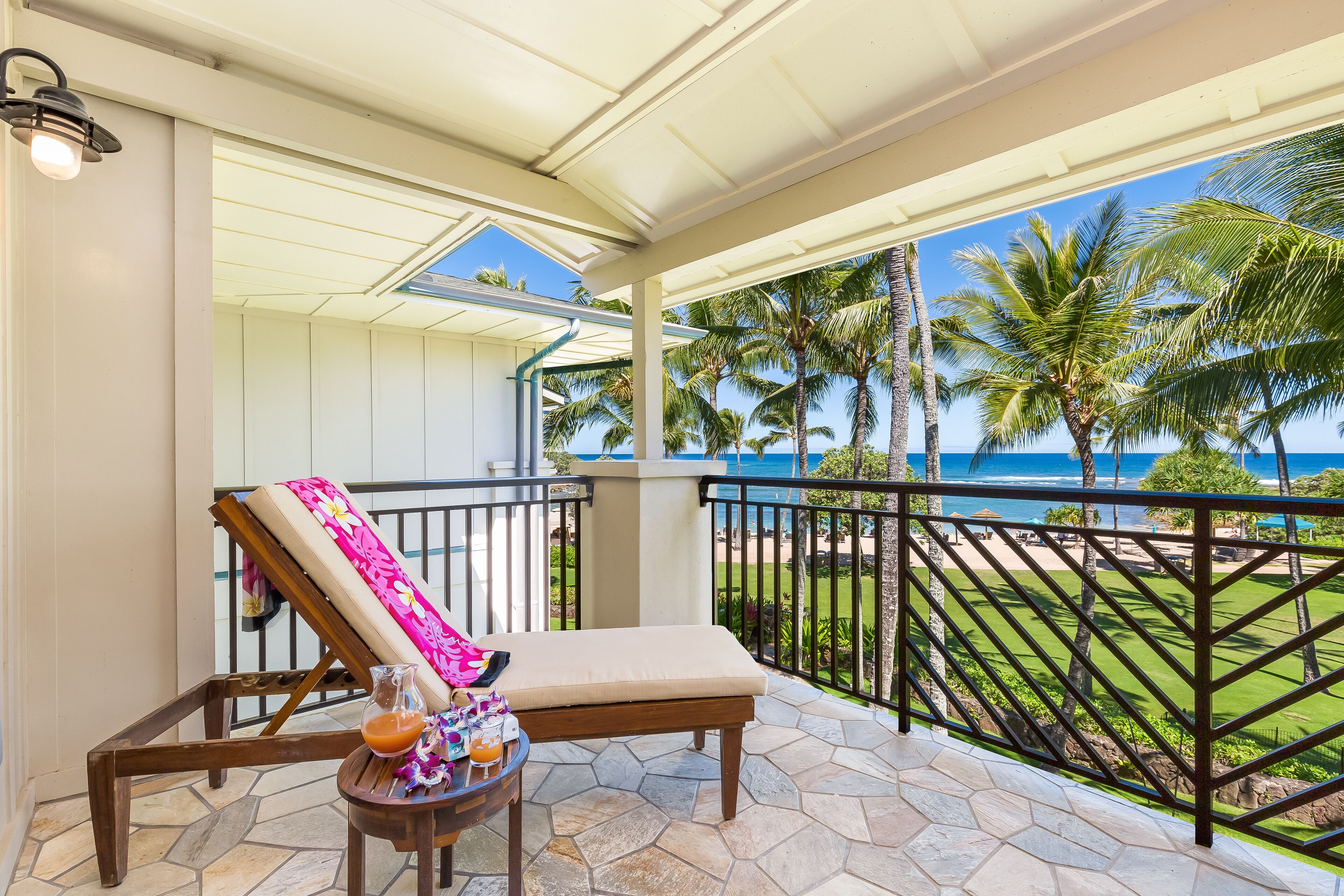 Beachfront Villa w/Shared Pool/Spa & AC: Turtle Bay Villas 304