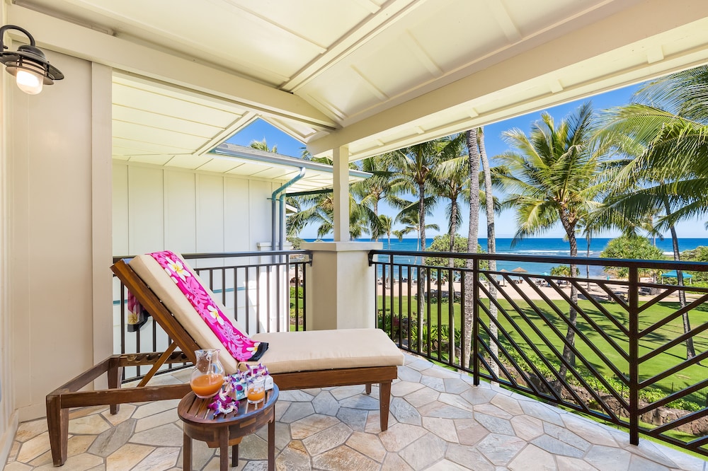 Beachfront Villa w/Shared Pool/Spa & AC: Turtle Bay Villas 304