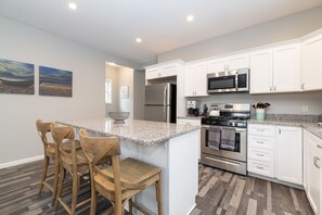 Jääkaappi, mikroaaltouuni, uuni, liesi