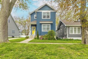 Exterior - Blue Haven Lake House - pet friendly- Close to beach and downtown South Haven (South Haven)