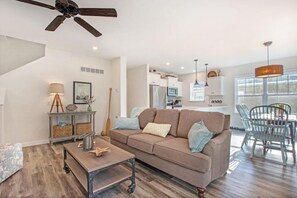 Télévision, lecteur de DVD, livres