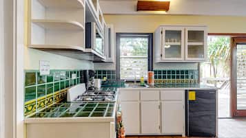 Mini réfrigérateur, micro-ondes, four, plaque de cuisson