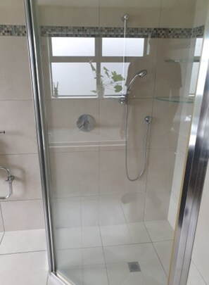 Bañera, toallas, jabón y papel higiénico