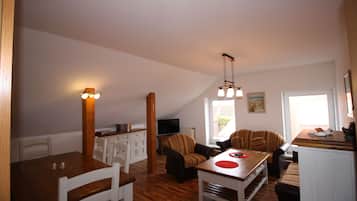 Fernseher, DVD-Player, Bücher, Stereoanlage