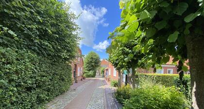 Vacation apartment "Leuchtturm" with large garden in the heart of Pilsum